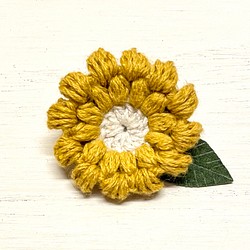 マスタード色の『まあるいお花』(小) 〜リネン糸で編んだブローチ 1枚目の画像