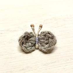 MIXグレー色の『ちょうちょ』〜春夏糸で編んだブローチ 1枚目の画像