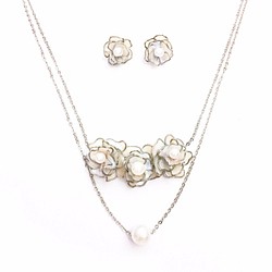 手工珍珠白銅線玫瑰樹脂首飾套裝與棉珍珠雙鏈項鍊耳環 第1張的照片