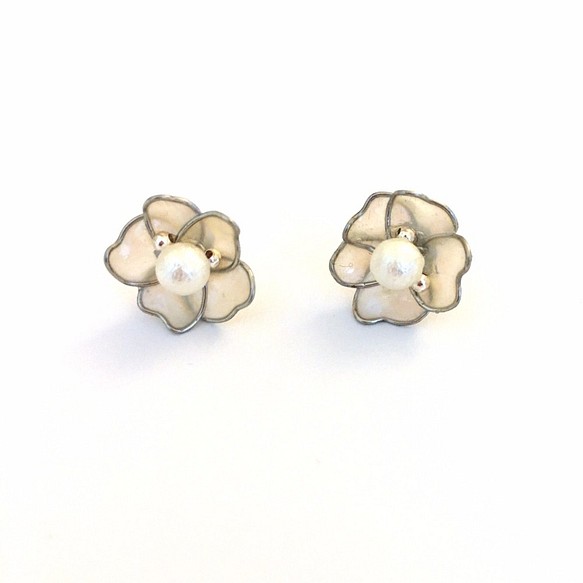 綿と相まって手作りの銅パールホワイト樹脂の花のイヤリング真珠のイヤリング 1枚目の画像