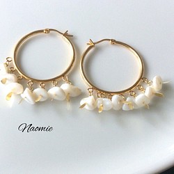 white.shell-gold.hoop-pierced.earring 1枚目の画像