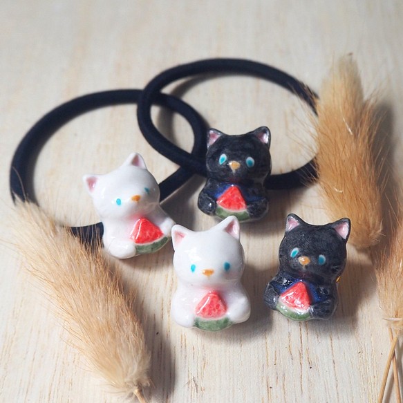 吃西瓜的小貓陶瓷手工手繪胸針/髮圈 Ceramic cat handmade brooch / Ties & Elast 第1張的照片