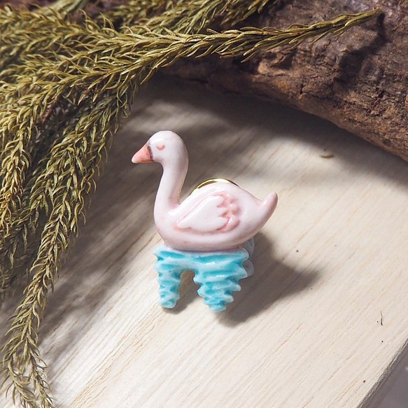 小天鵝陶瓷手工手繪胸針  Ceramic Swan handmade brooch 第1張的照片