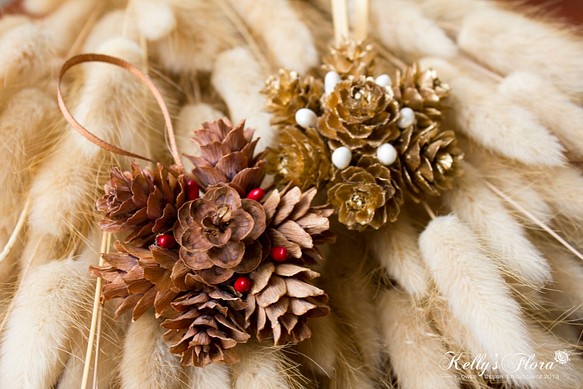 []松は、松ぼっくりのクリスマスの飾りの輝き雪ドリフトをコーン 1枚目の画像