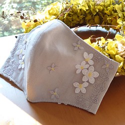 ＜受注製作＞布マスク レース [ひらひら白い花] 多機能ダブルガーゼ&グレーリネン　立体　花柄　 1枚目の画像