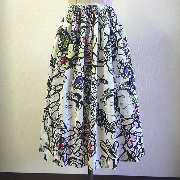 丈オーダー無料《kai's》輸入生地歴史上の女性と花柄のウエストゴムのギャザースカート 1枚目の画像