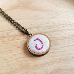 リトルハンド刺繡ネックレス【J】 1枚目の画像