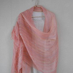 細～い麻糸と手紡ぎ綿　大判のピンクショール 1枚目の画像