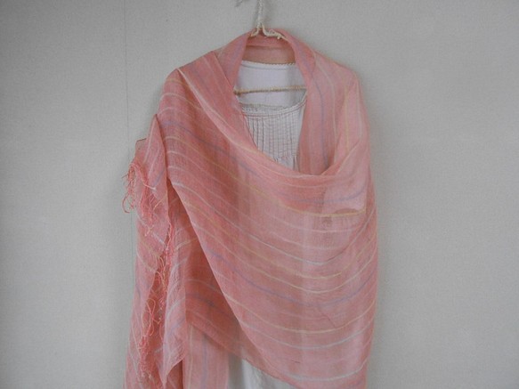 細～い麻糸と手紡ぎ綿　大判のピンクショール 1枚目の画像