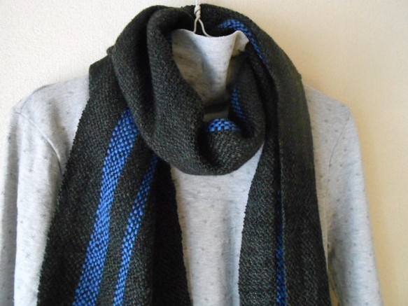 ウール１００％　手紡ぎ・手織り　黒系　マフラー 1枚目の画像