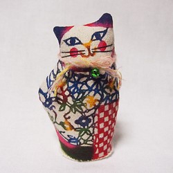【送料無料】紅型のハチワレ猫の立つぬいぐるみ/ピンク 1枚目の画像