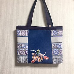 【日本国内送料無料】紫陽花の手染め紅型（びんがた）大きめの手提げバッグ/チェンマイコットン/青と紫 1枚目の画像
