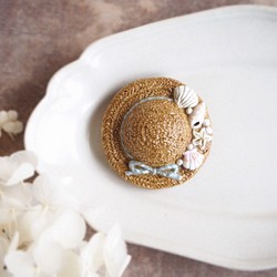 貝殻飾りの麦わら帽子のブローチ(ライトブラウン×ブルー) 1枚目の画像
