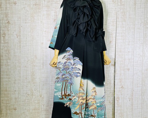 とても豪華な刺繍の黒留袖　リメイク　ロングワンピース　M～LL　正絹着物リメイク