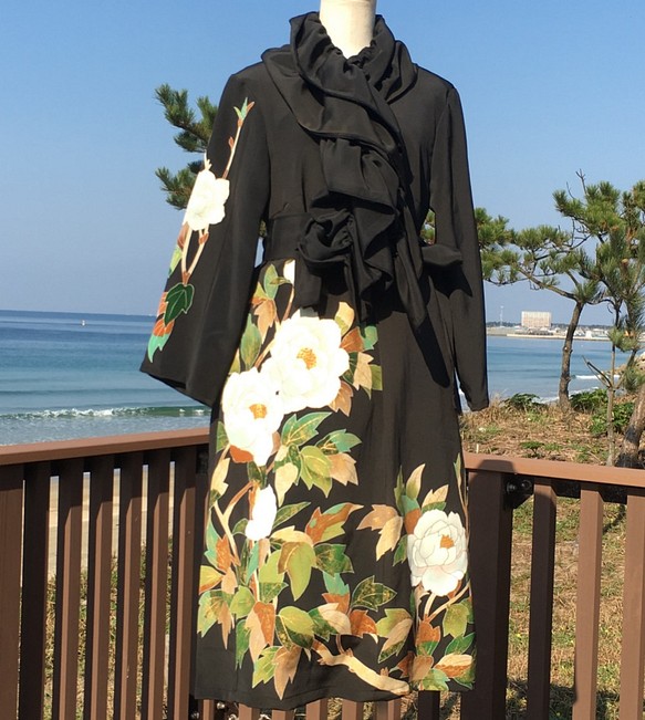 とても豪華な刺繍の黒留袖　リメイク　ロングワンピース　M～LL　正絹着物リメイク