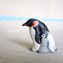 ペンギンの親子　陶土ブローチ 1枚目の画像