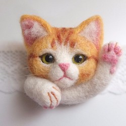 あいさつ猫さんブローチ　茶トラ☆羊毛フェルト 1枚目の画像