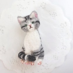 ちょこんとお座り猫ブローチ　サバトラ☆羊毛フェルト 1枚目の画像
