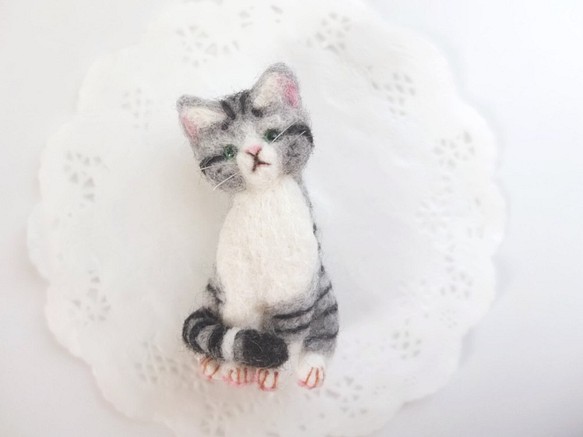 ちょこんとお座り猫ブローチ　サバトラ☆羊毛フェルト 1枚目の画像
