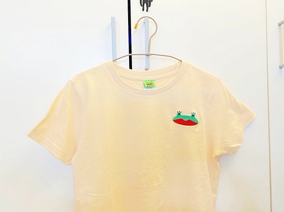 E*group T-shirt 阿蛙頭 電繡款 米色tee 第1張的照片