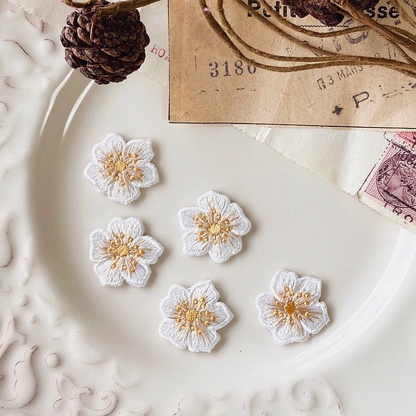1枚 可愛い 白桜 花 フラワー 刺繍ワッペン アイロン接着タイプ 白 BK200927 ハンドメイド 手芸 素材 材料 1枚目の画像