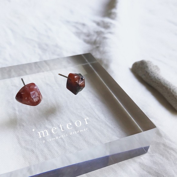 METEOR JEWELRY 極簡天然石頭耳環 深紅瑪瑙 第1張的照片