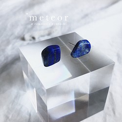 METEORジュエリーミニマ天然石のイヤリング青いラピスラズリ 1枚目の画像