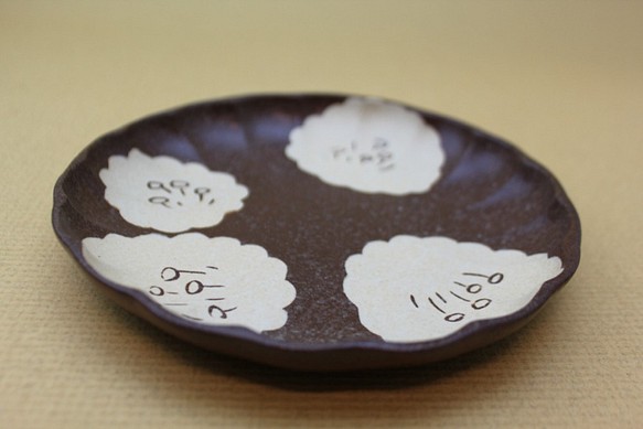 植島陶製 臺灣植物系列 重瓣小花菊瓣盤 (咖啡色S) 第1張的照片