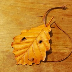 【ご予約商品】葉っぱのキーケース　オトシブミキーラップ・ナラガシワ　yellow　ペンダント仕様 1枚目の画像