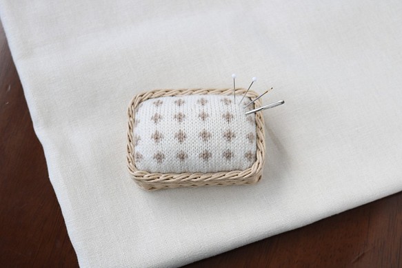 シンプルな北欧模様の毛糸のピンクッション　クロス　ブラウン　編み物用の針もOK　 1枚目の画像