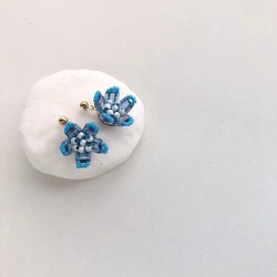 small flower (blue)ピアス・イヤリング 1枚目の画像