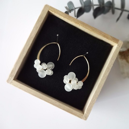 黒椿*赤パールとタッセル革花ピアス/赤レッド/アレルギー対応/秋冬