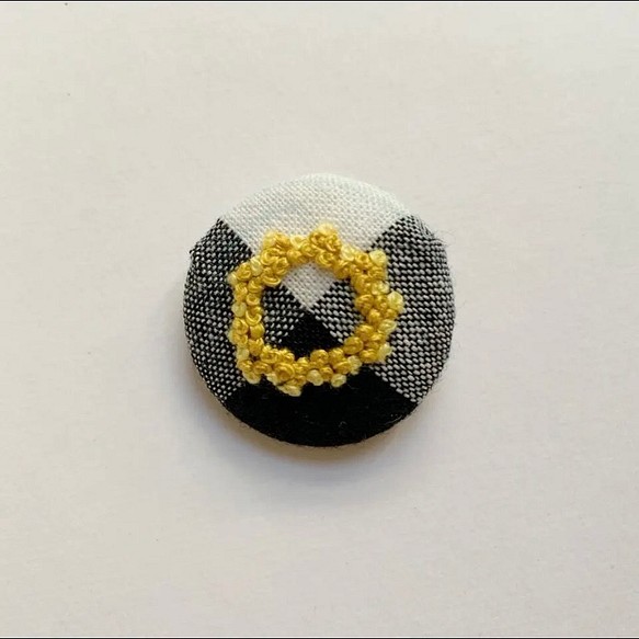 刺繍くるみボタンヘアゴム【mimosa×シロクロ】丸 1枚目の画像