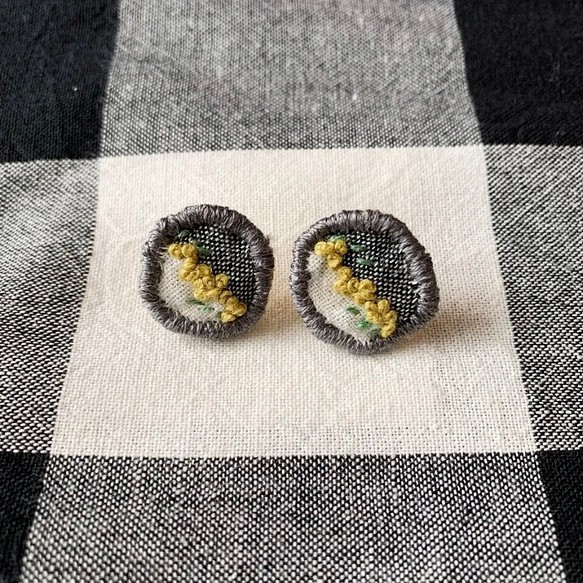 刺繍ピアス【mimosa】灰色と白 1枚目の画像