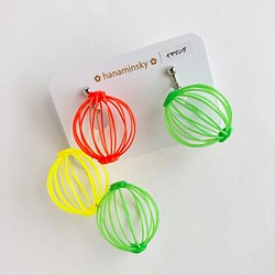 カラフルボールのイヤリング/ピアス(オレンジ・黄・緑) 1枚目の画像