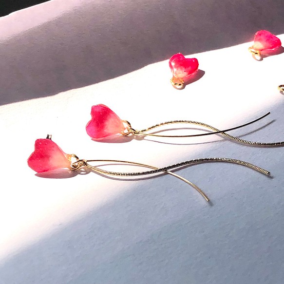 心形玫瑰花瓣和金屬波浪耳環/耳環 第1張的照片