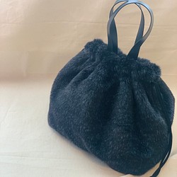 【受注製作】プレゼントにも♡上品なツヤのラビットファー巾着バッグ(ブラック) 1枚目の画像