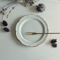 小皿　花のリム皿　優しい雰囲気の白系　ケーキ皿　陶器　 1枚目の画像