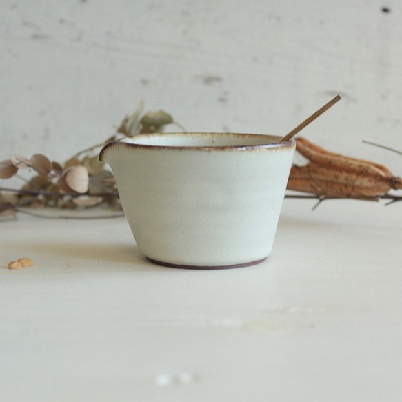 New! 片口　器　ミルクピッチャー　優しい雰囲気の白マット　陶器 1枚目の画像