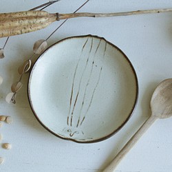 うさぎの豆皿  優しい雰囲気の白マット系　陶器 1枚目の画像