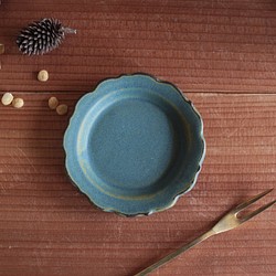 小さな輪花豆皿　花弁（花びら）６片　碧(あお）マット　陶器　　 1枚目の画像