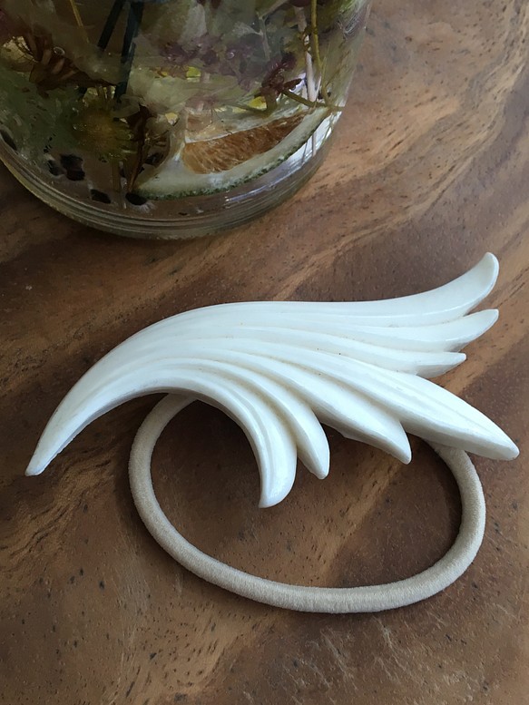 《数量限定ラスト1点！》vintage天使の羽カボションのオフホワイトヘアゴム 1枚目の画像
