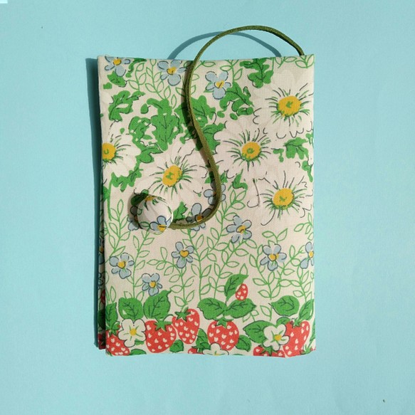 布のブックカバー（花と苺） 1枚目の画像