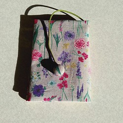 布のブックカバー(花のスケッチグレー） 1枚目の画像