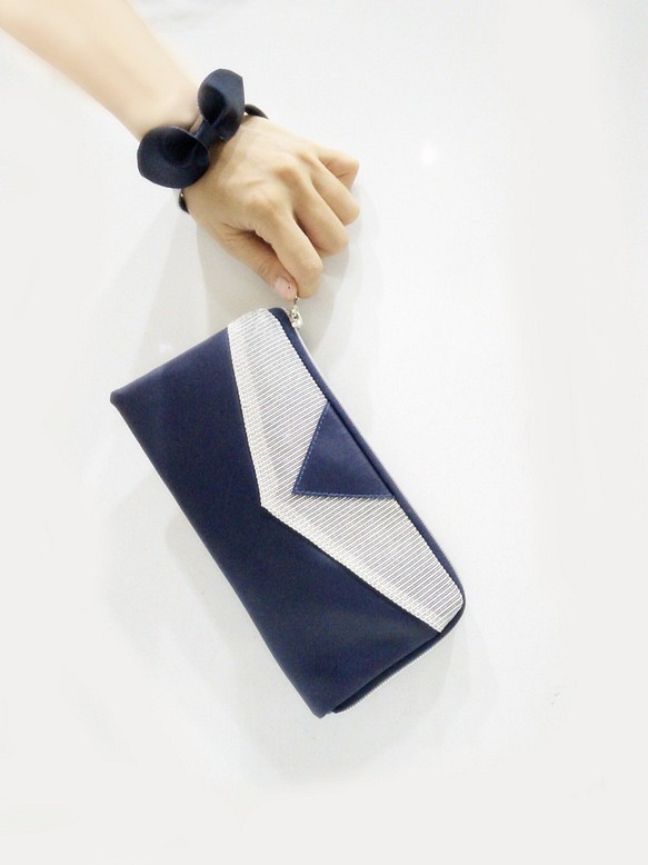 蝴蝶爵 - L型皮革手機袋/隨身包/手拿包 - 知性藍 第1張的照片