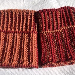 ウール100%の暖かい くるぶしウォーマー茜色と赤色の縦模様右左の色合いちがい！ 1枚目の画像
