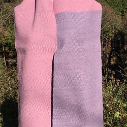 アルパカ100%ピンクと藤色 コチニール染めの手織り商品 1枚目の画像