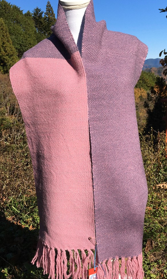 アルパカ100%コチニール染めのピンク色と濃い藤色 1枚目の画像