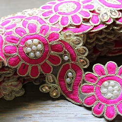インドのリボンテープ：ピンク花　ビーズ（IRL19-1) 1枚目の画像