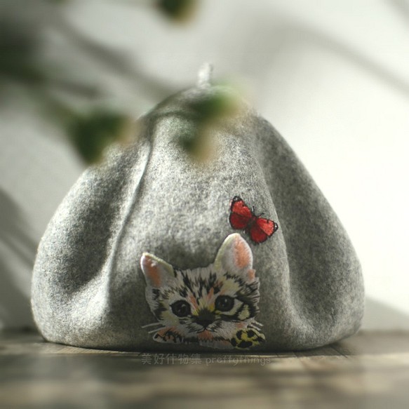 蝶と子猫の刺繍ベレー帽 マーブルグレー #マーブルグレー 【キャップカラー変更可】 ウール90%ベレー/ペインターハット/ハット 1枚目の画像